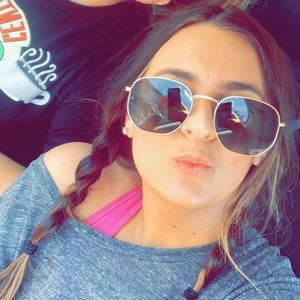 Meet your Posher, Emily